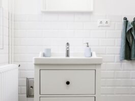 How to Clean Bathroom Tiles